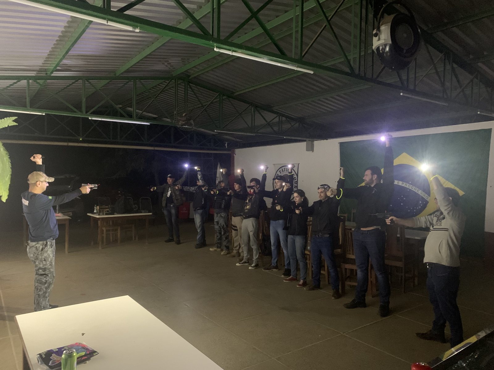 Treinamento noturno com lanternas