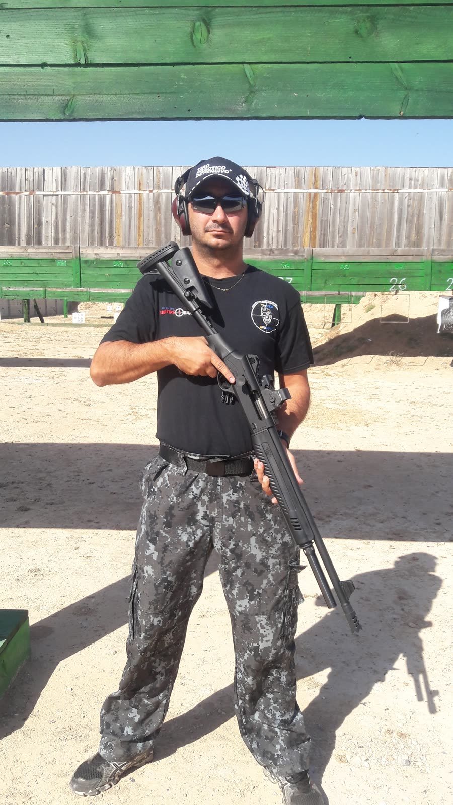 Aluno com arma longa em estande