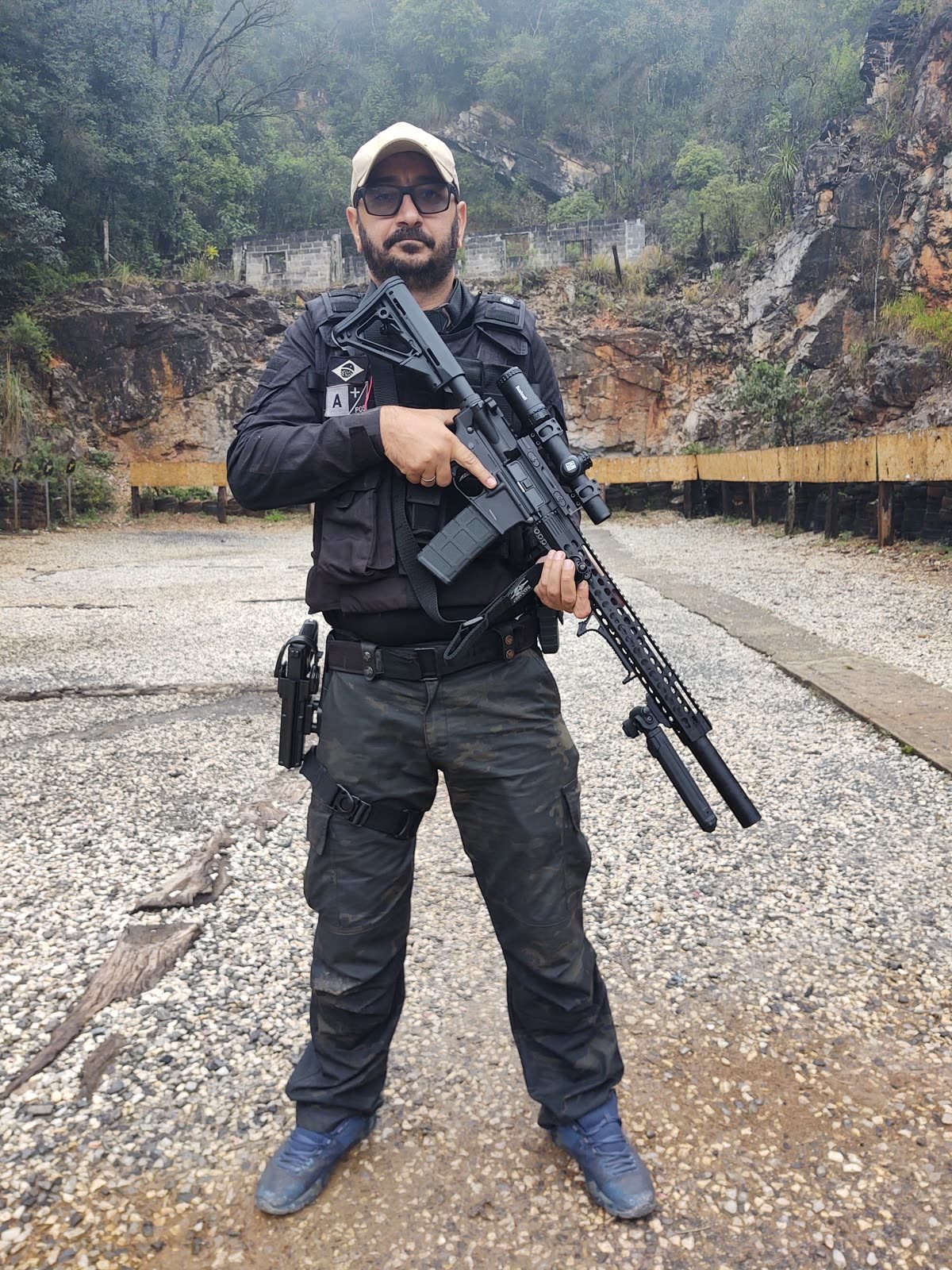 Instrutor com fuzil em area externa